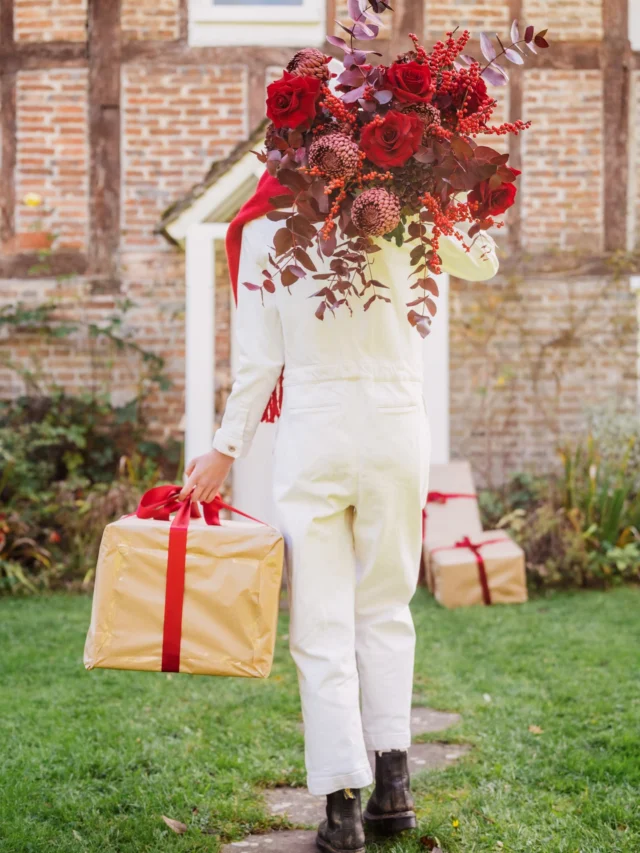 WHAT’S HOT  @gobotanica this Christmas ?
Our limited edition Christmas Collection is now live !
We had so much fun bringing this to life.
Huge thanks to 
@xavogram 📸 
@lilyettridge 👧 
@rosiepearsonflowers 🏠 
squeak 🐶 
@chicks 🐔